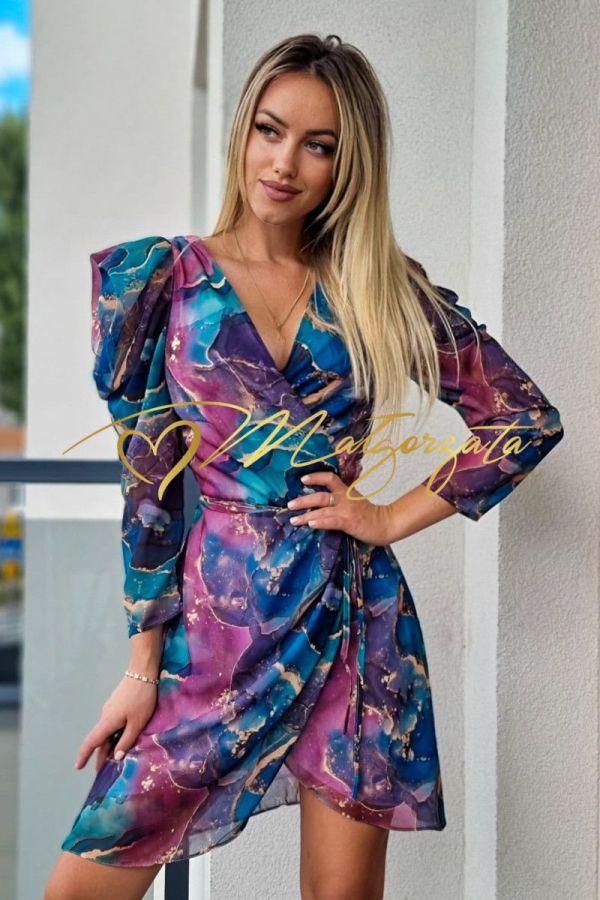 Femi - szyfonowa sukienka w marmurowy print fioletowa