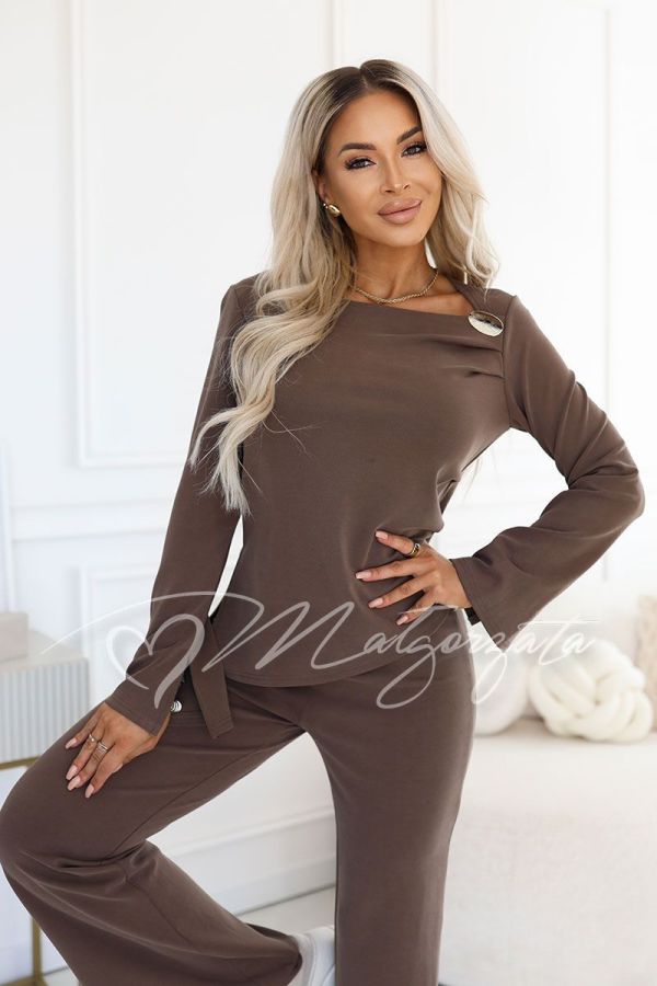 An elegant outfit featuring wide-leg trousers and an asymmetrical mocha-coloured blouse – Elisa
