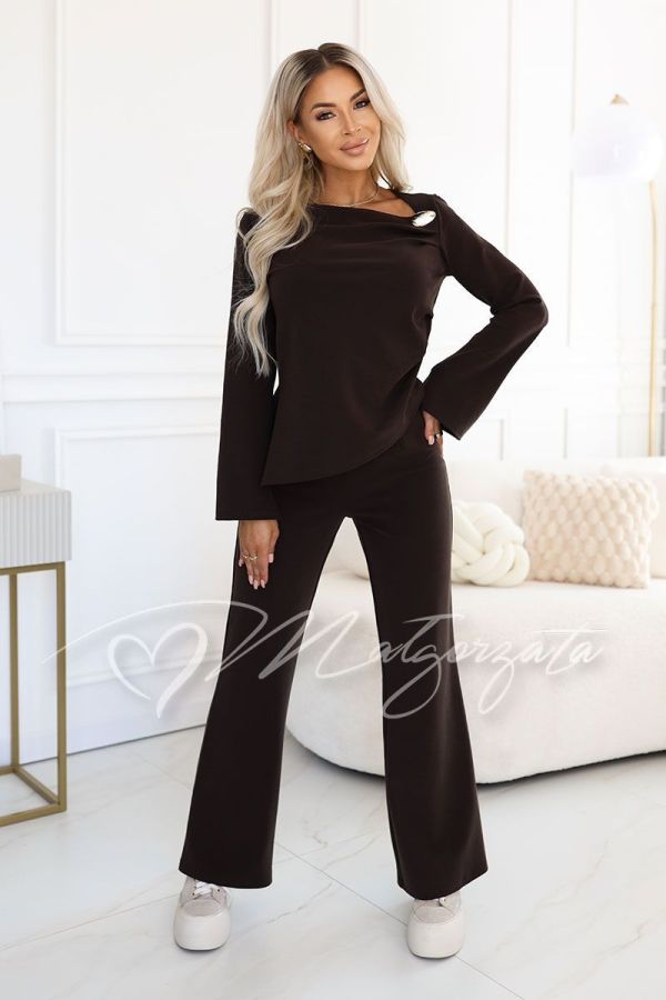 An elegant chocolate-coloured outfit comprising wide-leg trousers and an asymmetrical top – Elisa