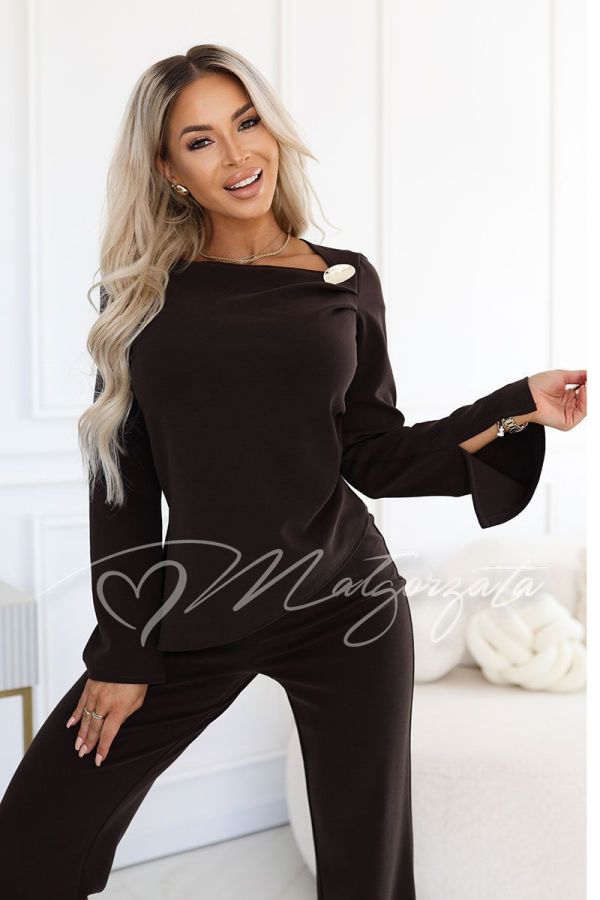 An elegant chocolate-coloured outfit comprising wide-leg trousers and an asymmetrical top – Elisa
