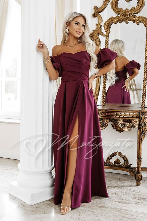 A burgundy maxi dress for a wedding, with puff sleeves and a slit – Alessia