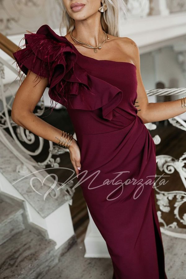 Burgundy one-shoulder maxi dress with feathers - Missy