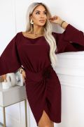 Bordowa sukienka wizytowa z szerokimi rękawami i kwiatem – Noelia