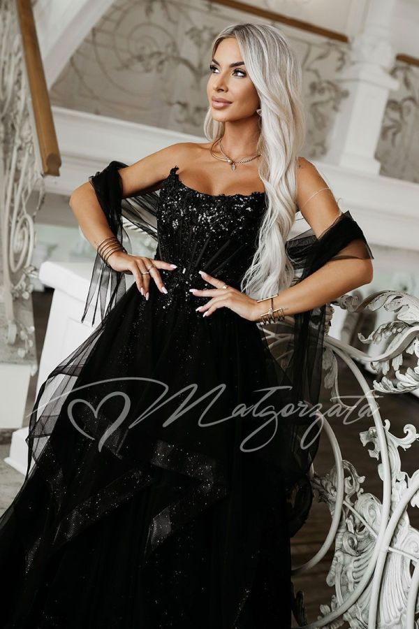 Czarna sukienka na studniówkę o kroju księżniczki z cekinowym gorsetem – Marcelina