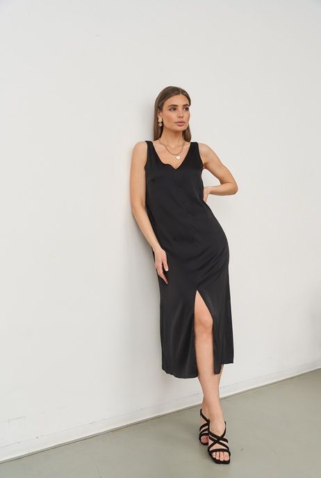 Sukienka na studniówkę z trenem lub rozcięciem – modny akcent czy przesada?