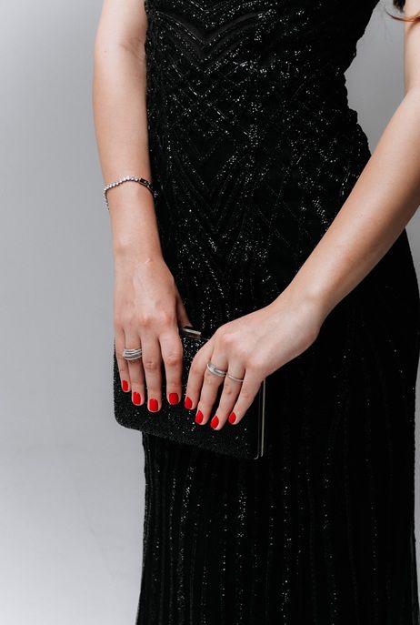 Sukienki na gale, bankiety i oficjalne przyjęcia – zasady dress code’u