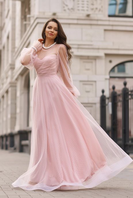 Sukienki wieczorowe dla niskich kobiet – jak optycznie wydłużyć nogi?