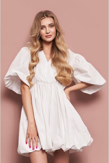 Minimalizm czy maksymalizm? Jak wybrać styl sukienki zgodny z trendami 2026