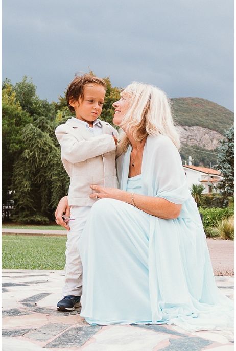 Sukienka na komunię dla babci - jak wybrać nowoczesny i elegancki model?