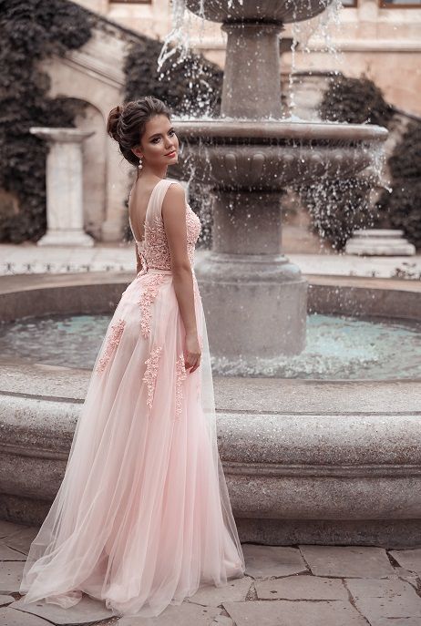 Sukienki wieczorowe na wesele – elegancja z wyczuciem