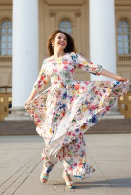 Sukienki rozkloszowane czy dopasowane – co lepiej wygląda na parkiecie?