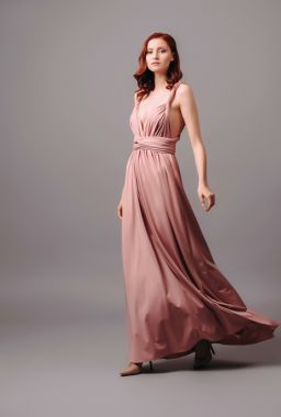 Najpiękniejsze tkaniny na sukienki wieczorowe – aksamit, satyna, tiul, koronka