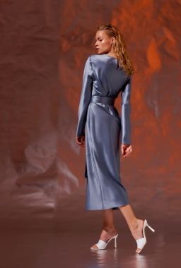 Sukienki metaliczne i błyszczące – jak je stylizować, by nie przesadzić?