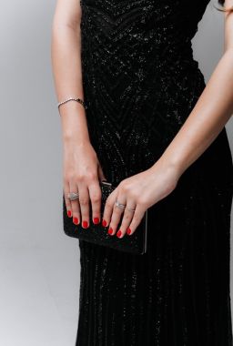 Sukienki na gale, bankiety i oficjalne przyjęcia – zasady dress code’u