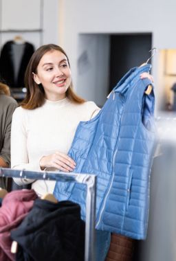 Bezrękawnik puchowy damski – jak nosić, żeby wyglądać stylowo?