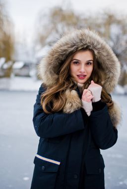 Elegancka kurtka zimowa – jak połączyć styl i funkcjonalność?