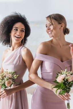 Sukienki dla druhen - czy muszą być identyczne? Trendy 2026