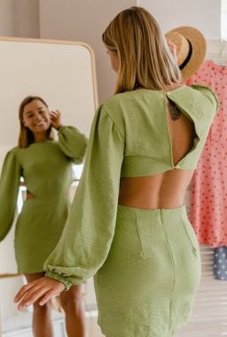 Sukienki z odkrytymi plecami - jak nosić je z klasą?