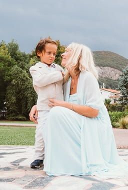 Sukienka na komunię dla babci - jak wybrać nowoczesny i elegancki model?